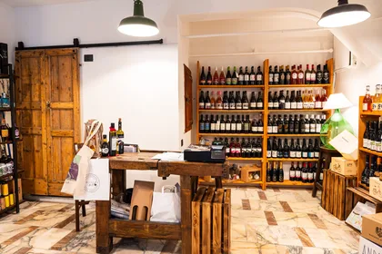 Verkostung lokaler Weine mit Aperitifs im historischen Zentrum von Rapallo. Verkostung lokaler Weine mit Aperitifs im historischen Zentrum von Rapallo.