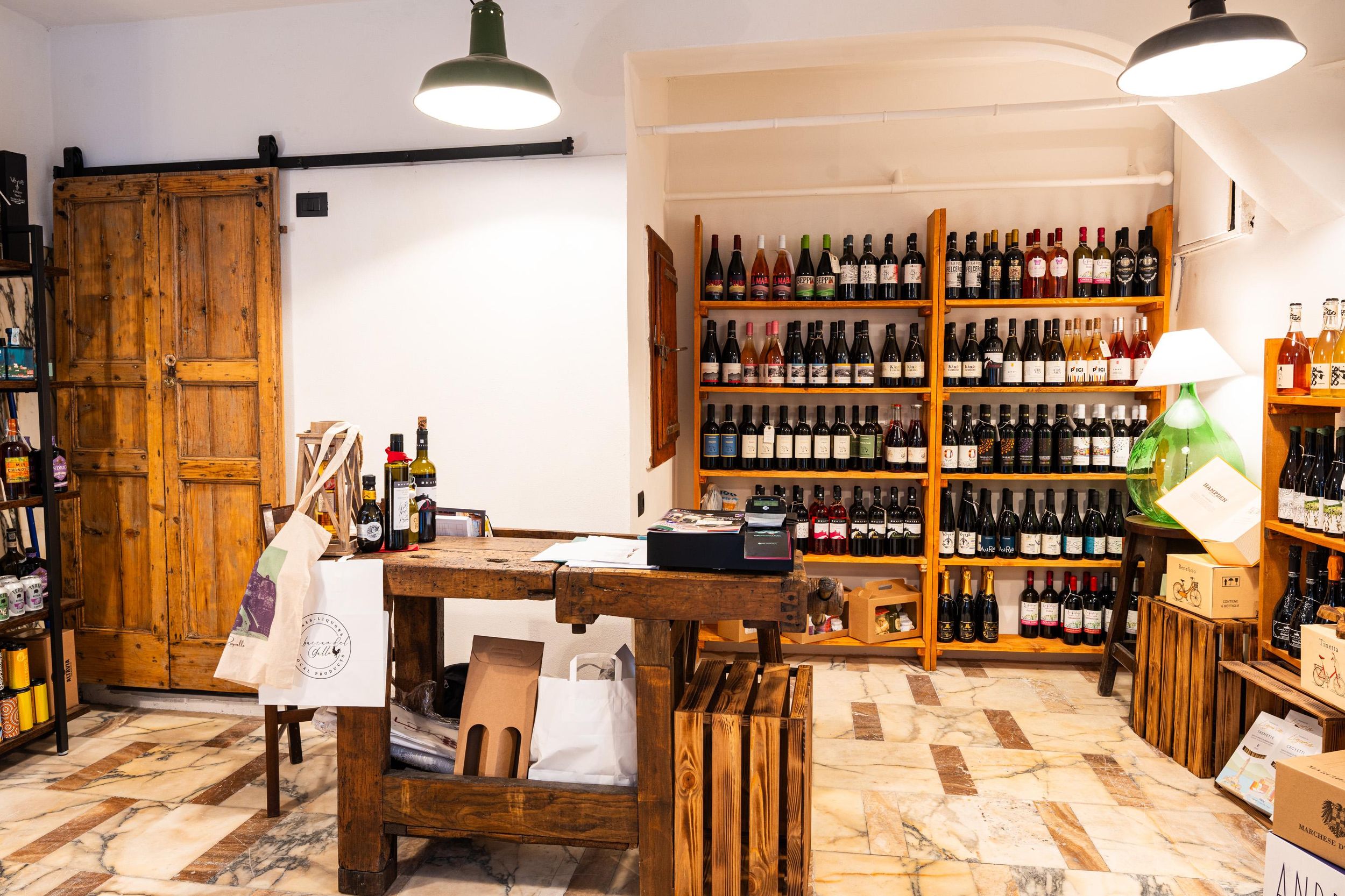 Verkostung lokaler Weine mit Aperitifs im historischen Zentrum von Rapallo.