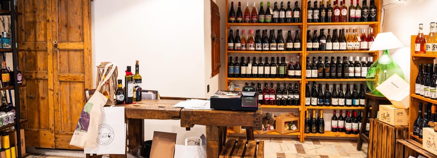 Dégustation de vins locaux avec des amuse-gueules dans le centre historique de Rapallo.