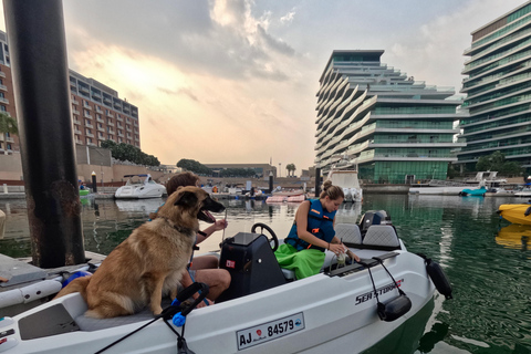 Tour de áudio pela Ilha Yas, condução própria guiada em grupo, fácil e divertidoSeaRay 25 FT • Com o capitão Bayside • Perfeito para até 6 pessoas