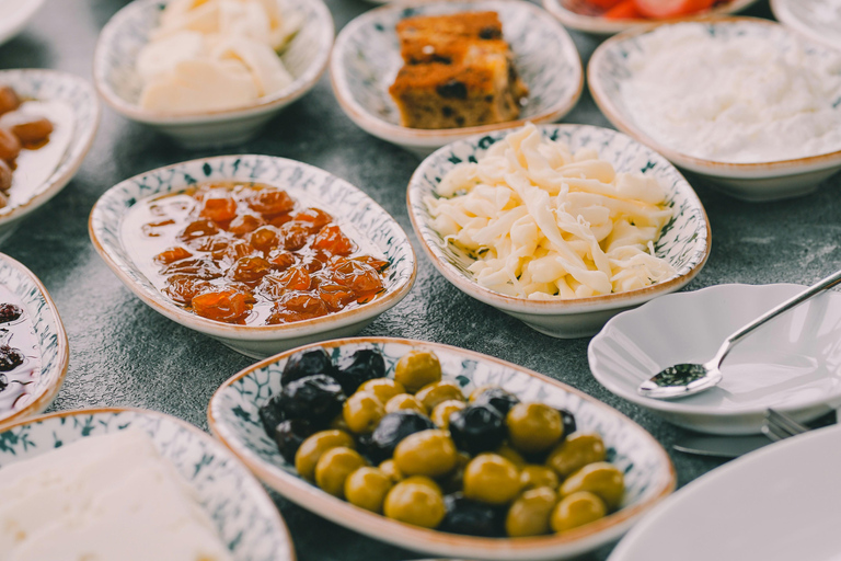 Thessaloniki: Greek Taverna Experience with Live Music