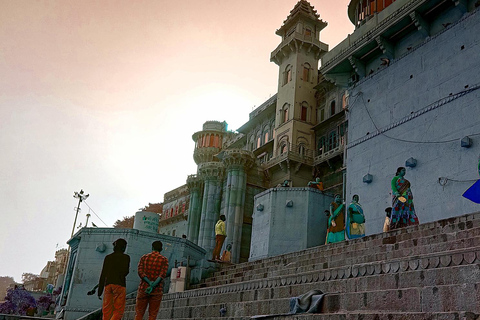 Visite spirituelle de Kashi : Manikarnika Ghat et immersion culturelle.