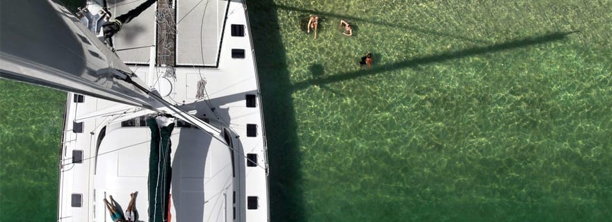 Lac Taupo : catamaran de luxe vers les gravures rupestres maories