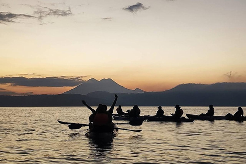 San Salvador: Lake Ilopango Sunrise or Sunset Kayak Tour