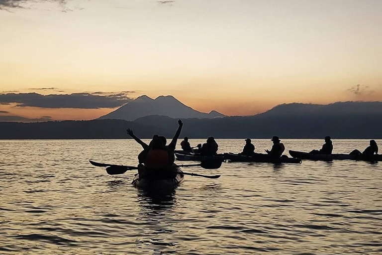 San Salvador: Lake Ilopango Sunrise or Sunset Kayak Tour