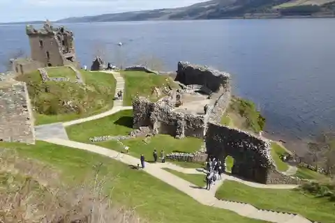 Private Tour Loch Ness, Culloden Battlefield & Clave Cairns