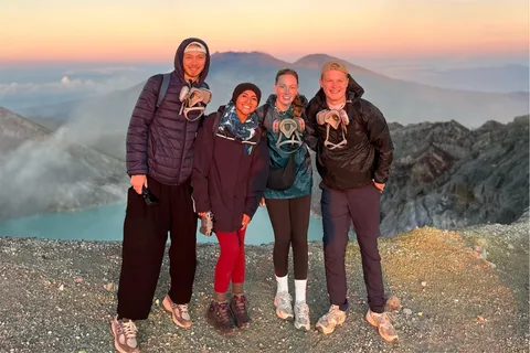 Banyuwangi: Caminhada ao nascer do sol no Monte Ijen com recolha de passageiros e exame médico