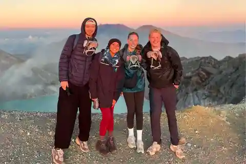 Banyuwangi: Mt. Ijen Sunrise Hike with Pickup & Health Check