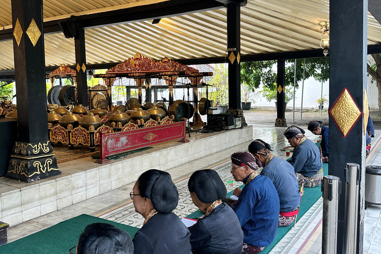 Yogyakarta: wandeltour met gids naar het paleis van de sultan en TamansariYogyakarta: begeleide wandeltour naar het paleis van de sultan en Tamansari