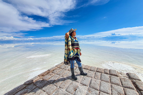 Uyuni: 3-Day Salt Flats, Lagoons, and Geysers Tour ENGLISH-SPEAKING GUIDE