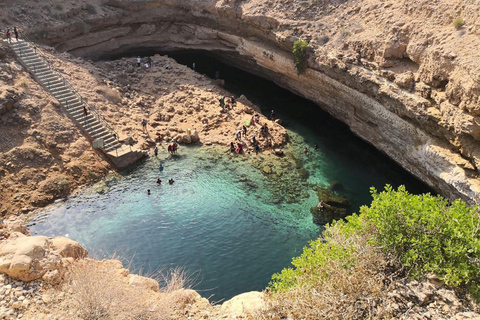 Ganztagestour nach Wadi Shab-Fins Beach-Sinkhole- Private Tour