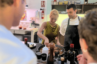 Barcelona: Paella- und Tapas-Kochkurs mit Sangria-Zubereitung