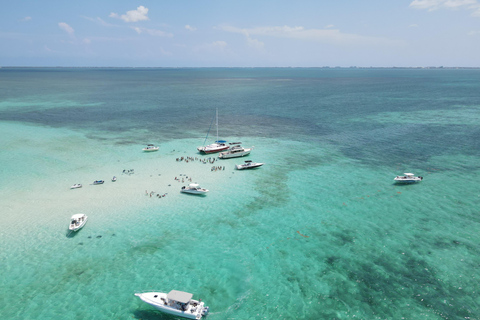 Grand Cayman: Catamaran Cruise with Stingray City & Snorkel