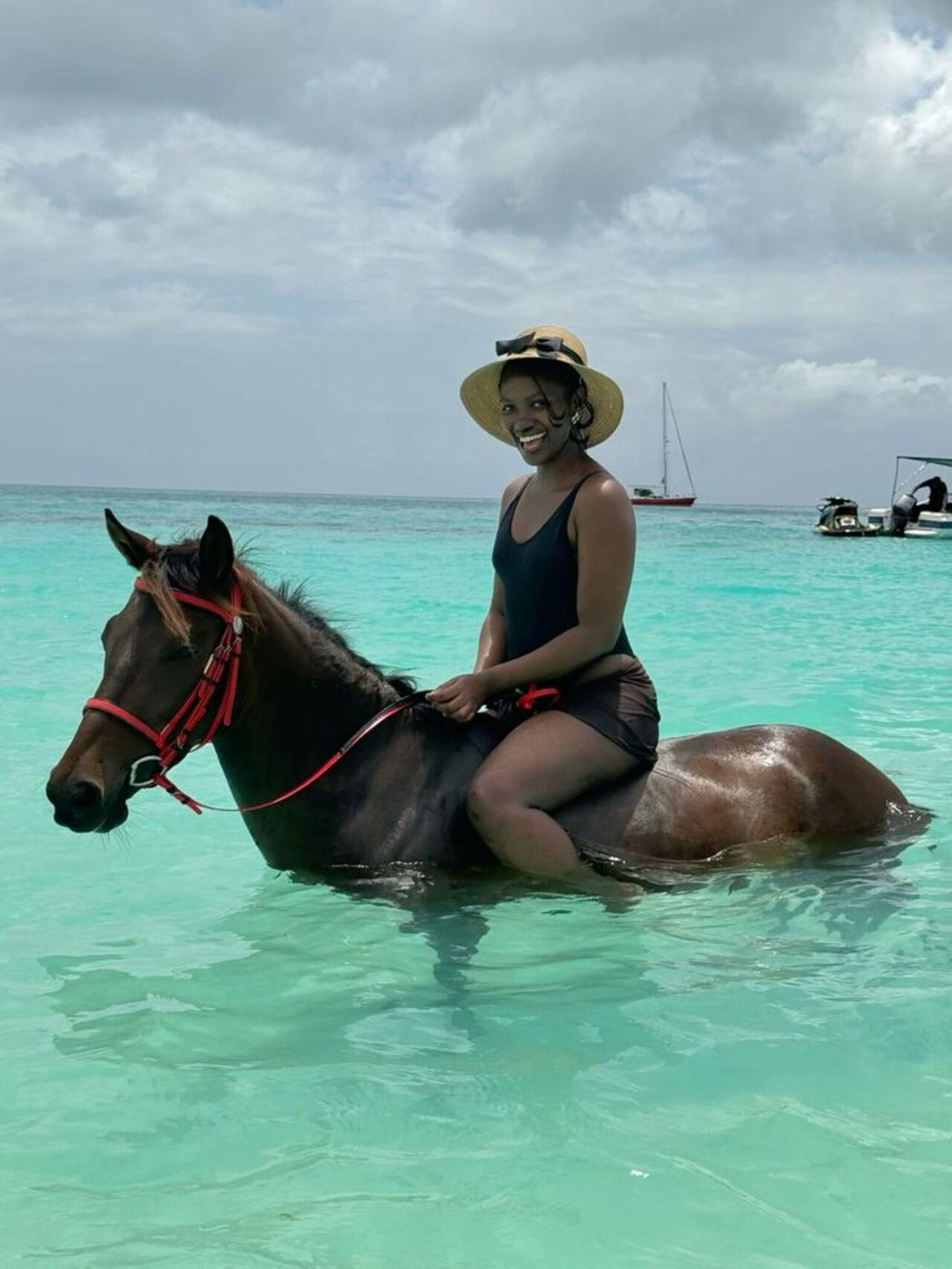 Ozean und Reiten am Strand von Sansibar