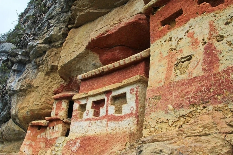 Desde Chachapoyas: Mausoleos de Revash