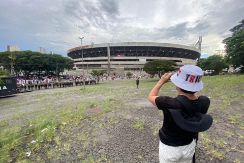 São Paulo: Woon een wedstrijd van São Paulo FC bij met een inwonerSão Paulo FC Wedstrijd in Morumbi Stadion