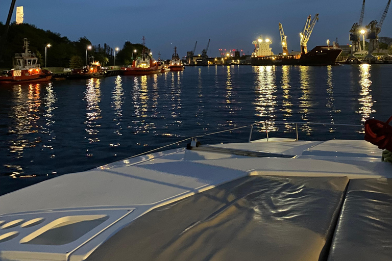 Gdansk: Cruzeiro panorâmico noturno em iate com ProseccoCruzeiro Noturno