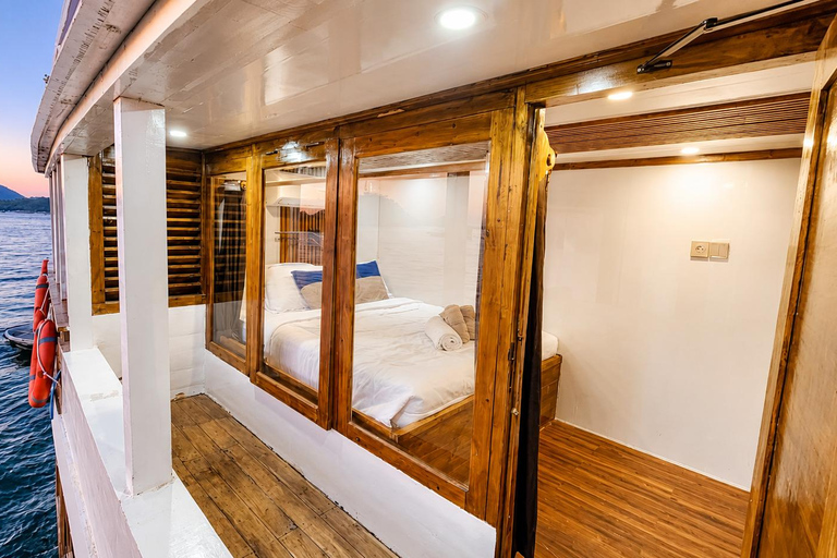 Labuan Bajo: 3-Day Komodo Sailing Luxury Boat with All Fees Deluxe Boat - Private Standar Room (2pax/room)