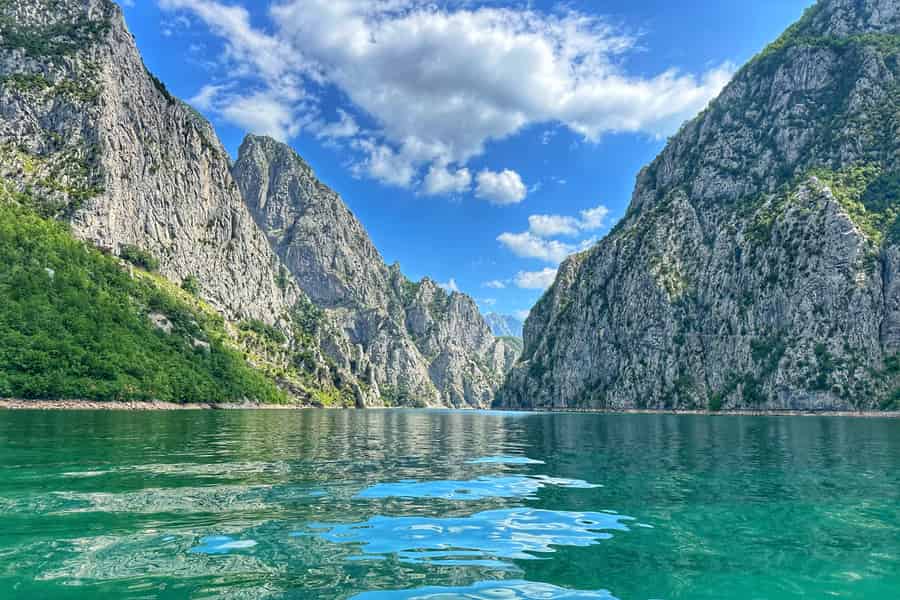 Ab Tirana/Durrës/Shkodra: Tagestour zum Koman-See und Shala-Fluss. Foto: GetYourGuide Ab Tirana/Durrës/Shkodra: Tagestour zum Koman-See und Shala-Fluss. Foto: GetYourGuide