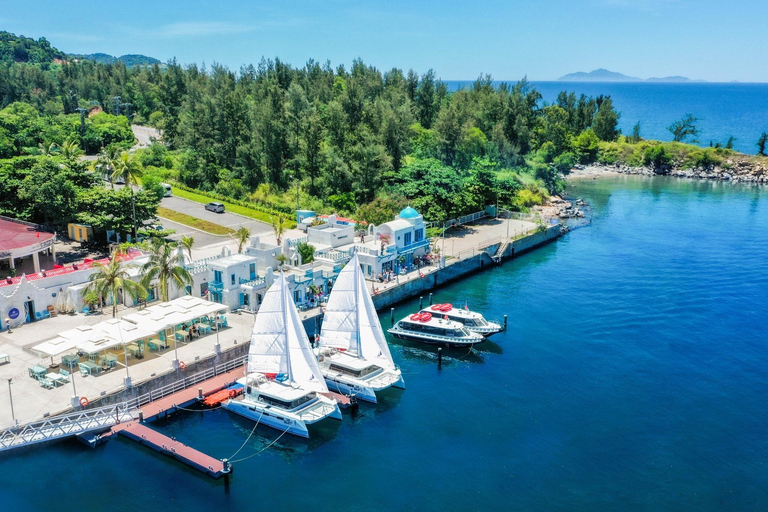 Da Nang: Discover Son Tra Bay on Luxury Sailing Catamaran 2-Hour Luxury Catamaran Scenic Cruise with Drink & Transfer