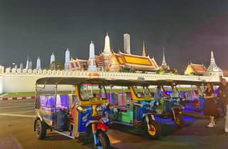 Bangkok: Nächtliche Autorikscha-Tour mit Mahlzeit in Chinatown & Transfers
