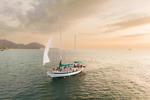 Tour in Velero a Bahía Concha Parque TayronaTour in barca a vela al Parco Bahía Concha Tayrona