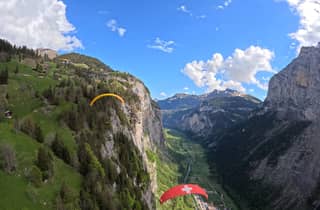 Mürren: Gleitschirmfliegen über Lauterbrunnens Felsen und Wasserfälle