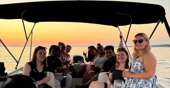 Zadar: Bootsfahrt bei Sonnenuntergang mit unbegrenzten Getränken