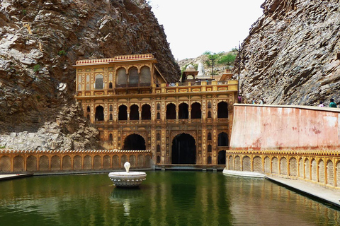 Tour Safari serale: Esplora Jaipur a bordo di una jeep scoperta