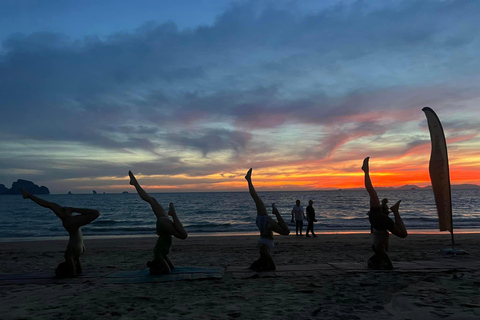 Krabi: Classe di Yoga Balance al tramontoKrabi: lezione partecipativa sull&#039;equilibrio dello yoga al tramonto