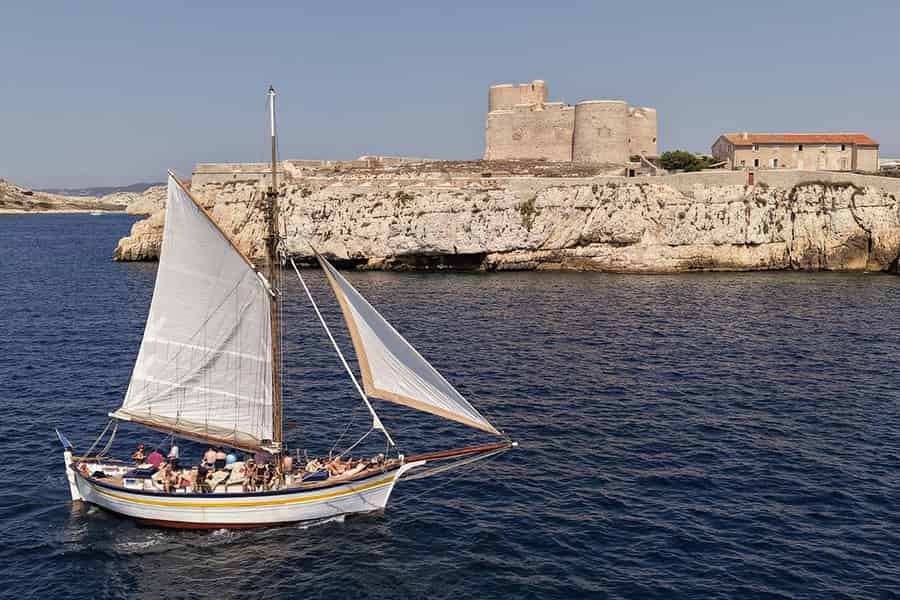 Marseille: Segelkreuzfahrt Château d'If, Calanques & Schwimmen. Foto: GetYourGuide Marseille: Segelkreuzfahrt Château d'If, Calanques & Schwimmen. Foto: GetYourGuide