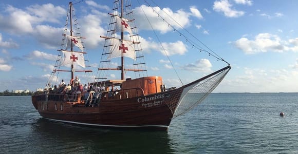 Cancun: Romantic evening in galleon with dinner and open bar