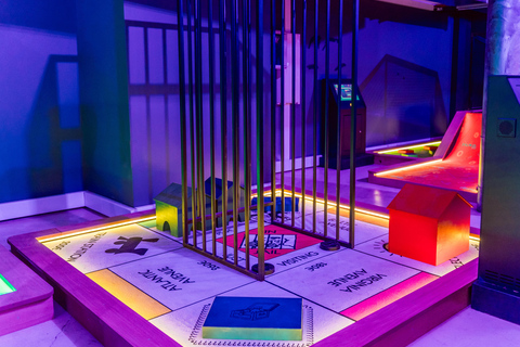 Cologne: Adventure Minigolf – Interactive tour through movie sets!