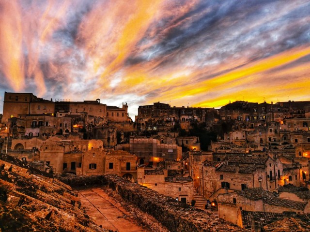 Visit Matera Walking tour with entries in Cave House and Church in Matera