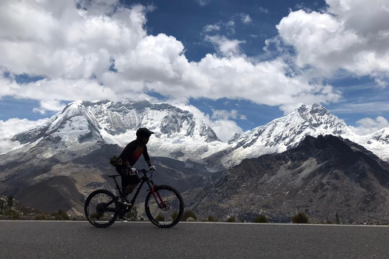 Bike ride through the Cordillera Blanca viewpoint Bike ride to the Cordillera Blanca viewpoint