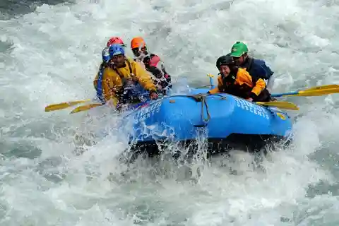 Pokhara: Rafting in acqua bianca di mezza giornata con trasferimenti in hotel