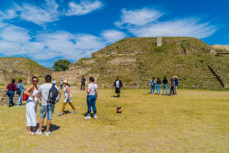 Oaxaca: Private Monte Albán Tour with Zapotec Tombs & Crafts