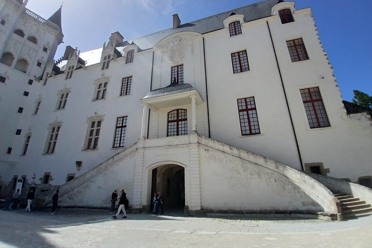 Nantes: Professional tour of the Château des ducs de Bretagne – ramparts, courtyard, moat
