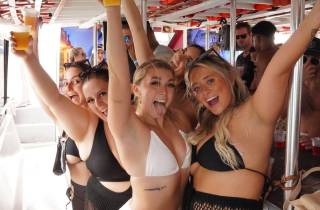 Miami: Booze Cruise Boat Party mit DJ, Snacks und Open Bar