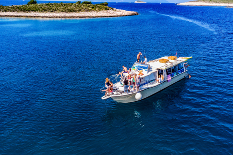 Split: Tour en barco de medio día por la Laguna Azul, el naufragio y TrogirSplit: tour de medio día en barco por el Lago Azul, naufragio y Trogir