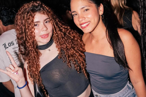 Barcelona: Pubcrawl with VIP Entry to Rooftops and Nightclub