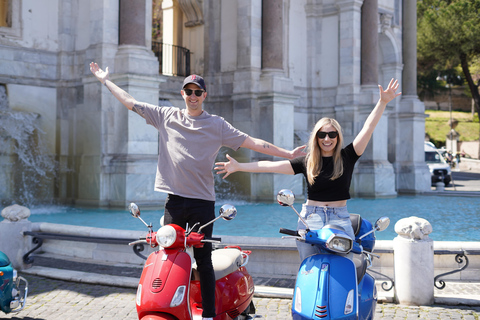 Rzym: Wycieczka po mieście Vespą ze zdjęciami i degustacją słodyczy