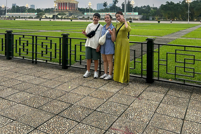 Hanoi Jeep Tour Private: Hidden Art House & Custom Route Private tour for 2 people