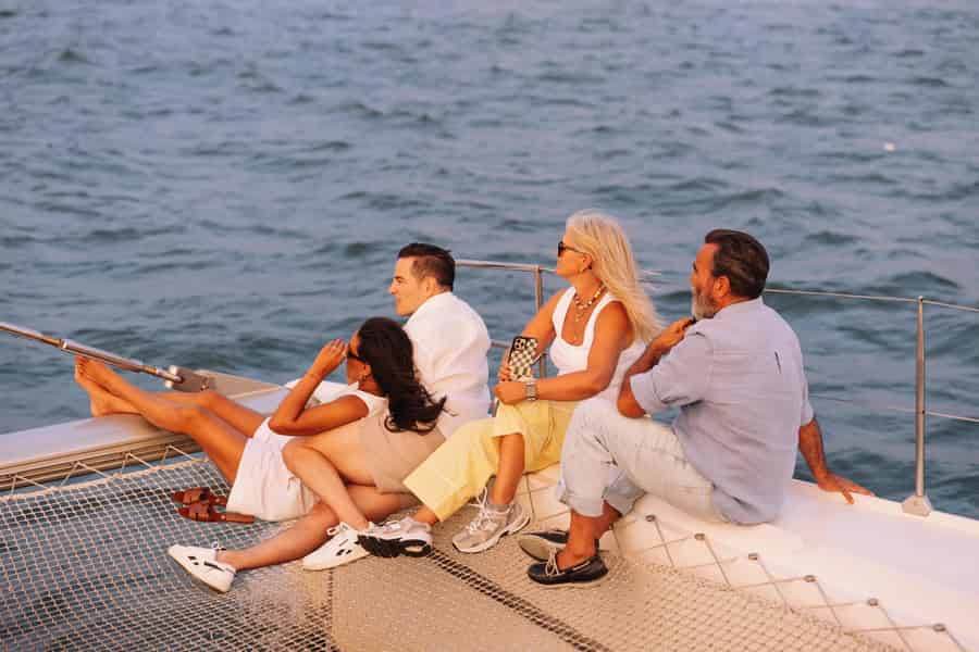 Lissabon: Bootstour bei Sonnenuntergang auf einem Katamaran mit 1 Begrüßungsgetränk. Foto: GetYourGuide