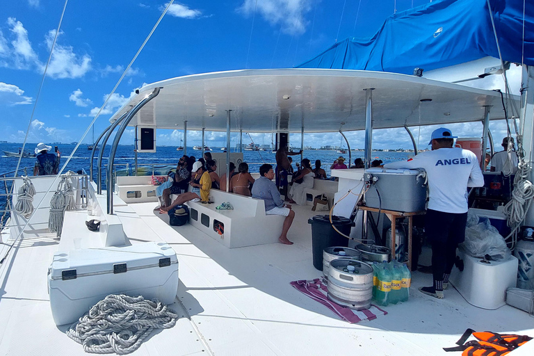 Cancun: Isla Mujeres Catamaran Cruise with Snorkeling