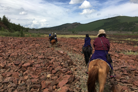 Trekking à cheval dans la vallée de l&#039;Orkhon, région des 8 lacs8 lacs de la vallée de l&#039;Orkhon, randonnée à cheval, région des chutes d&#039;eau