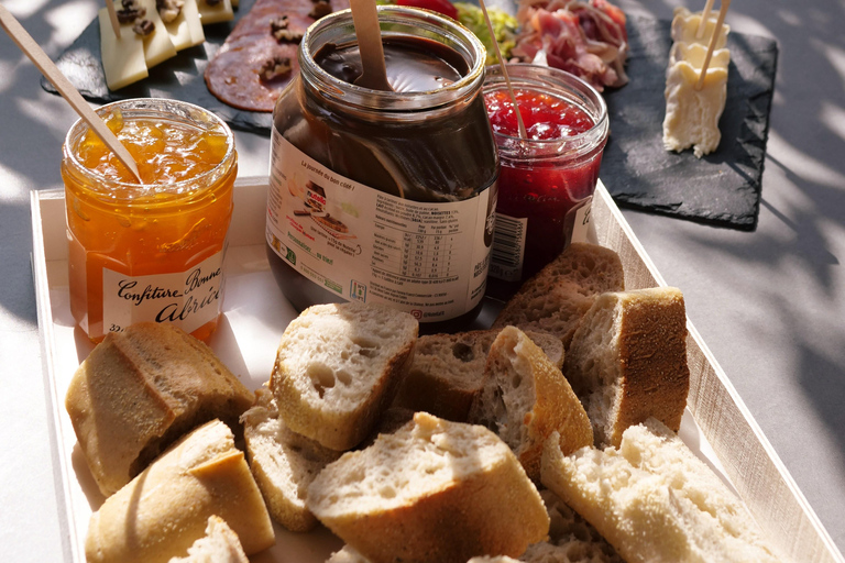 Carcassonne: Solex ride with guide and French-style brunch Carcassonne: Solex tour with guide and French brunch