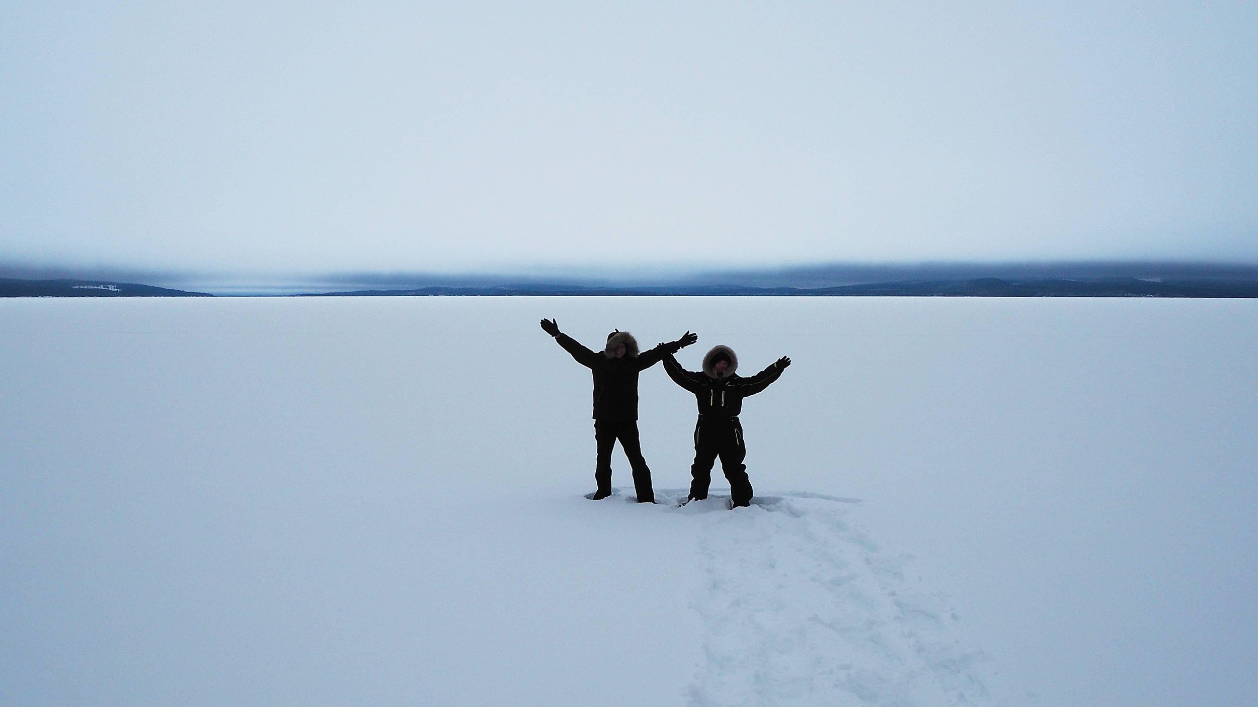 Schneeschuh-Erlebnis mit traditionellen Getränken in Lappland