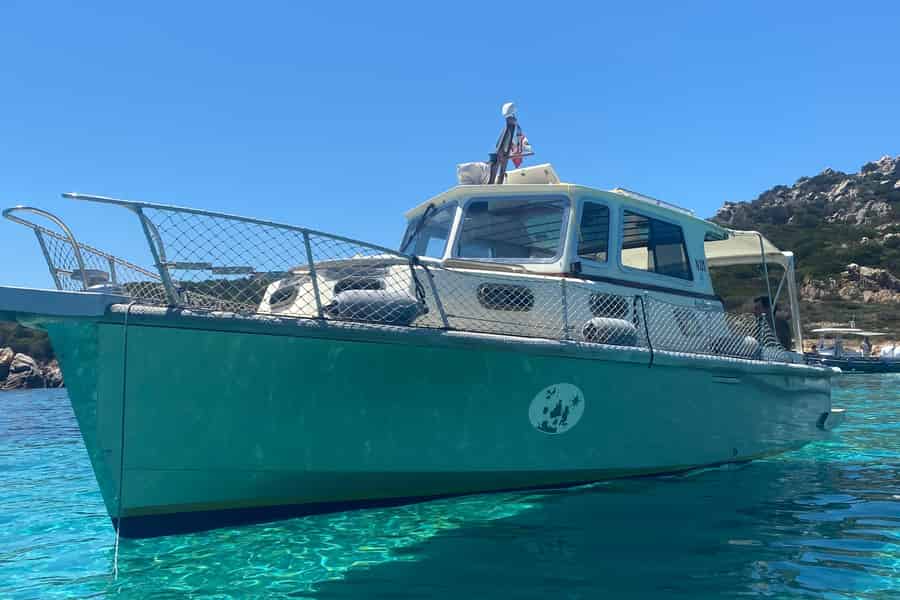 Archipel von La Maddalena: Bootstour an Bord der „Mitica”. Foto: GetYourGuide Archipel von La Maddalena: Bootstour an Bord der „Mitica”. Foto: GetYourGuide