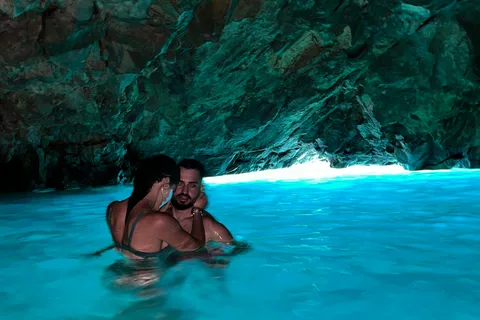 Von Vlore aus: Blaue Edelsteinhöhle und Grama Bay Adventures